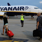 Pasajeros se dirijen a un avión de la compañia Ryanair en un aeropuerto de Londres /-KEVIN COOMBS (REUTERS)