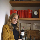 Isabel Pérez Varela, en la casa familiar de Mayorga -situada junto a la finca de Castilleja- con la moderna etiqueta y las botellas antiguas.-ARGI