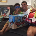 Cristiano Ronaldo, con su hijo, el día de Reyes.-INSTAGRAM