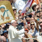 El Papa avanza entre la multitud tras la canonización de Teresa de Calcuta.-ANDREAS SOLARO