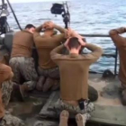 Foto difundida por la agencia estatal irani IRIB de los marinos estadounidenses bajo captura.-AP / IRIB