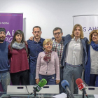 La líder de Podemos Castilla y León, Pablo Fernández, y la secretaria de organización, Laura Domínguez, con la nueva gestora de Salamanca.-ICAL