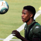 Junior Firpo, en un entrenamiento del Betis en Jerez de la Frontera.-EFE / RAÚL CARO