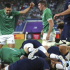 Los jugadores de Irlanda celebran su triunfo ante Escocia en Japón.-