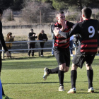 Dos jugadores del Tardelcuende, vigente campeón de la Liga Provincial, celebran un gol durante un partido.-MARÍA FERRER