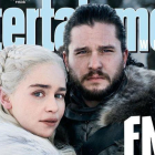 Detalle de la portada de la revista Entertainment Weekly, con Emilia Clarke y Kit Harington, en Juego de tronos.-EL PERIÓDICO