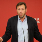 El portavoz del PSOE, Óscar Puente, este lunes en la sede del partido.-JUAN MANUEL PRATS