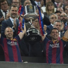 Iniesta y Xavi levantan la Copa ante Felipe VI, el 30 de mayo en el Camp Nou-JORDI COTRINA
