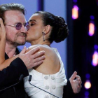 Penélope Cruz besa a Bono, anoche en San Sebastián.-EFE / JUAN HERRERO