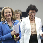 La ministra de Economía, Nadia Calviño, junto a la ministra portavoz, Isabel Celáa, antes del inicio de la rueda de prensa posterior al Consejo de Ministros.-DAVID CASTRO