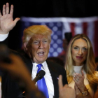 Donald Trump saluda a sus seguidores tras ganar las primarias de Indiana.-REUTERS / LUCAS JACKSON