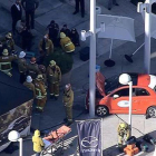 El Fiat 500 accidentado en la puerta del salón de Los Angeles.-