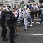 Aficionados del Legia se enfrentan a agentes de la Policia Nacional antes del comienzo del partido del martes contra el Madrid.-EFE / BARTLOMIEJ ZBOROWSKI