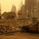Un poste de McDonalds sobresale del restaurante quemado en la ciudad de Paradise-JOHN LOCHER (AP)