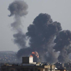Bombardeos israelíes sobre la ciudad de Gaza este sábado 4 de mayo.-KHALIL HAMRA (AP)