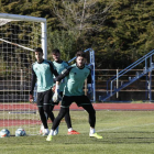 Juan Carlos, Dani Barrio y Jara, los tres porteros del Numancia, durante un entrenamiento esta semana.-MARIO TEJEDOR