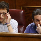 Pablo Iglesias e Íñigo Errejón en sus escaños, este miércoles durante el pleno del Congreso.-AGUSTIN CATALAN