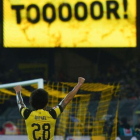 Witsel celebra un gol del Dortmund con su afición.-EL PERIÓDICO