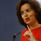 La vicepresidenta del Gobierno, Soraya Sáenz de Santamaría, en la rueda de prensa posterior al Consejo de Ministros.-AGUSTÍN CATALÁN