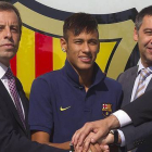 Neymar, entre Sandro Rosell y Josep Maria Bartomeu, el 3 de junio del 2013, día en que se formalizó su fichaje por el Barça.-Foto: JORDI COTRINA