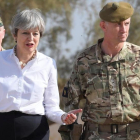 May (izq) junto a un soldado británico en su visita a una base militar cerca de Bagdad, en Irak, el 29 de noviembre.-REUTERS / TOBY MELVILLE