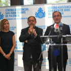 El ministro de Sanidad, Alfonso Alonso (2D) junto al gerente de San Juan de Dios, Bernabé Otero (D), al superior provincial, Miguel Ángel Varona (C), la consejera de Familia, Alicia García (2I) y el consejero de Sanidad, Antonio María Saez (I), inaugura l-Ical
