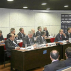 Santiago Aparicio, al fondo de pie, con la junta directiva de Cecale en marzo cuando fue elegido presidente de Cecale. / LOSTAU-
