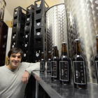 Marcos Sanz posa en su microcervecera junto a las características botellas de Caelia, que elabora de forma artesana.-VALENTÍN GUISANDE
