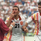 Luis Enrique muestra al árbitro el golpe que le propinó Tassotti en el Mundial de 1994.-EFE