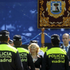Fotografía facilitada por el Ayuntamiento de Madrid de su alcaldesa Manuela Carmena junto al secretario de Estado de Seguridad Francisco Martinez.-/ NIP (EFE)