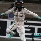 Nico Rosberg celebra su título mundial.-AFP / MOHAMMED AL-SHAIKH