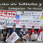 Los trabajadores de la ITV en Soria se volvieron a concentrar ayer ante  la Junta.-VALENTÍN GUISANDE