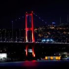 El puente del Bósforo, que conecta la parta europea de la ciudad con la asiática, en Estambul, fotografiado este 15 de julio.-REUTERS