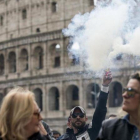 Un hombre alza una lata de humo durante una protesta frente al Coliseo de Roma  Italia   durante una huelga convocada hoy  23 de marzo de 2017  tras la reunion de ayer entre taxistas y gobierno en la que no se llego a un acuerdo-EFE / ANGELO CARCONI