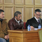 De izquierda a derecha, el traductor, Driss Faseh y su abogado, Jesús Manuel Rodríguez Nicolás, en una sesión del juicio con Jurado Popular.-MARIO TEJEDOR