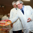 Herrera sostiene una pizza recién terminada en la factoría de Campofrío.-ÁLVARO MARTÍNEZ