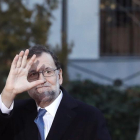 El jefe del Ejecutivo, Mariano Rajoy, saluda a su llegada al Senado para asistir a la VI Conferencia de Presidentes.-EFE