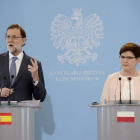 El presidente del Gobierno español, Mariano Rajoy, y la primera ministra polaca, Beata Szydlo, durante una rueda de prensa tras su reunión en el Palacio Belvedere de Varsovia.-JACEK TURCZYK / EFE