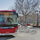 El autobús urbano, junto al parque de La Barriada.-Mario Tejedor