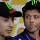 El piloto italiano Valentino Rossi escuchando las declaraciones de su compañero de equipo Jorge Lorenzo.-AFP / MANAN VATSYAYANA
