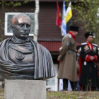 Cosacos junto al busto de Putin como emperador romano.-Foto:   REUTERS / MAXIM ZMEYEV
