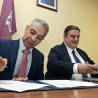 Moisés Israel y Ruiz Zapatero en la firma del convenio de colaboración entre el Numancia y la UVa.-Mario Tejedor