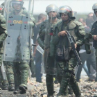 Miembros de la Guardia Nacional Bolivariana montan guardia en la frontera entre Colombia y Venezuela.-EFE / MAURICIO DUENAS CASTANEDA