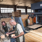 Trabajadores de la cooperativa Picos de Urbión, en Duruelo de la Sierra.-RAQUEL FERNÁNDEZ