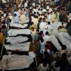Familiares, junto a los cadáveres del atentado de Wagah.-Foto: Arif Ali / AFP