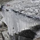 Una manguera en Los Royales, patentemente congelada en la mañana de ayer.-VALENTÍN GUISANDE