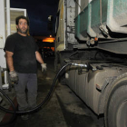 Un transportistas repostando en una gasolinera. / V. G. -