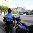 Un policía municipal realiza su trabajo en la céntrica plaza de Mariano Granados. / VALENTÍN GUISANDE-