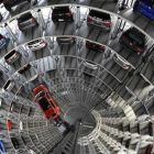 Vehículos Volkswagen en el centro de almacenamiento en Wolfsburg.-AFP PHOTO / TOBIAS SCHWARZ