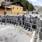 Cordón policial durante una manifestación contra los planes del Gobierno de Austria, en el paso fronterizo de Brenner, el día 24.-EFE / JAN HETFLEISCH